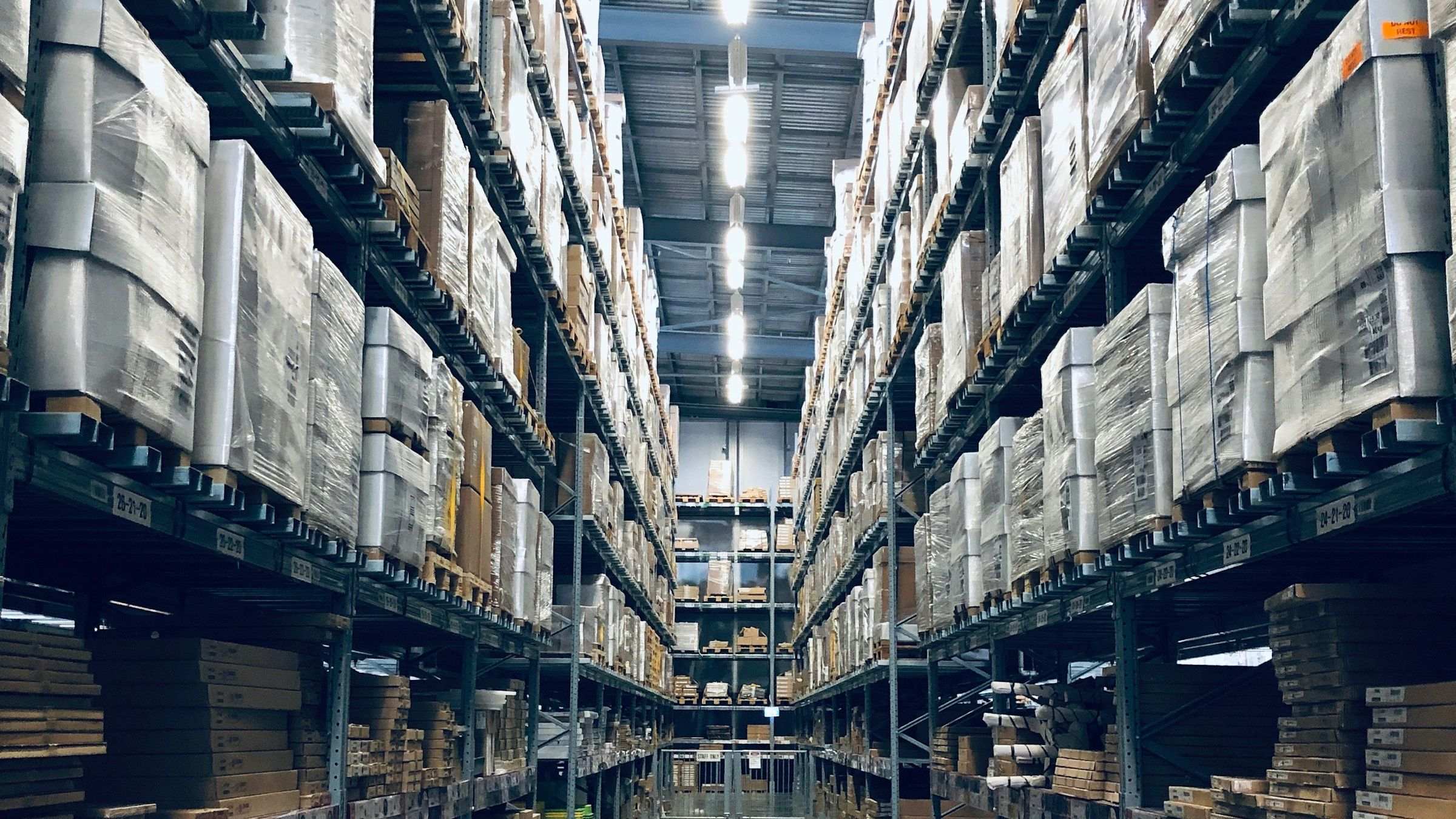 Lagergasse in einem Distributionszentrum